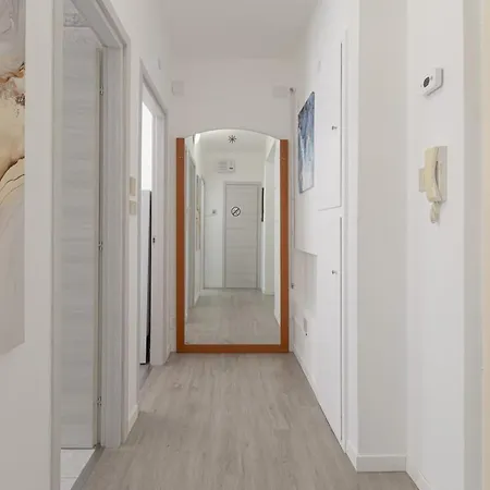 Apartmán Burlo Garofalo Elegant Near Hospital *